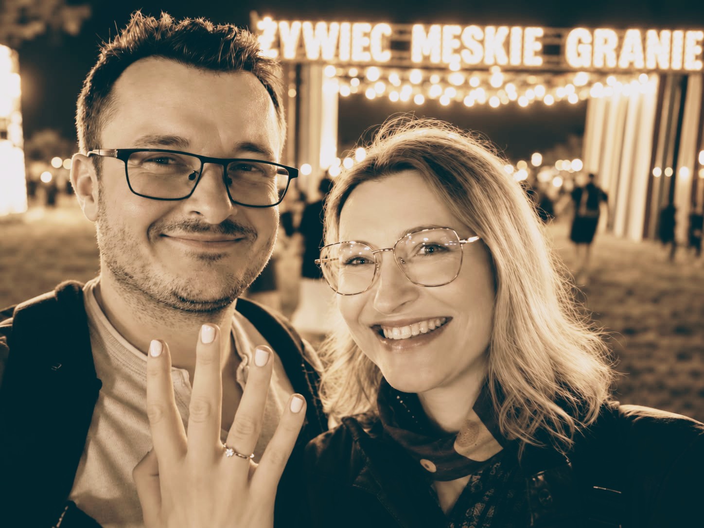 Marta i Grzegorz tuż po zaręczynach pod bramą Męskiego Grania — Marta pokazuje pierścionek